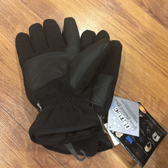 Black winter/snow gloves heat activated. Waterproof and breathable. - Picture 3 of 3